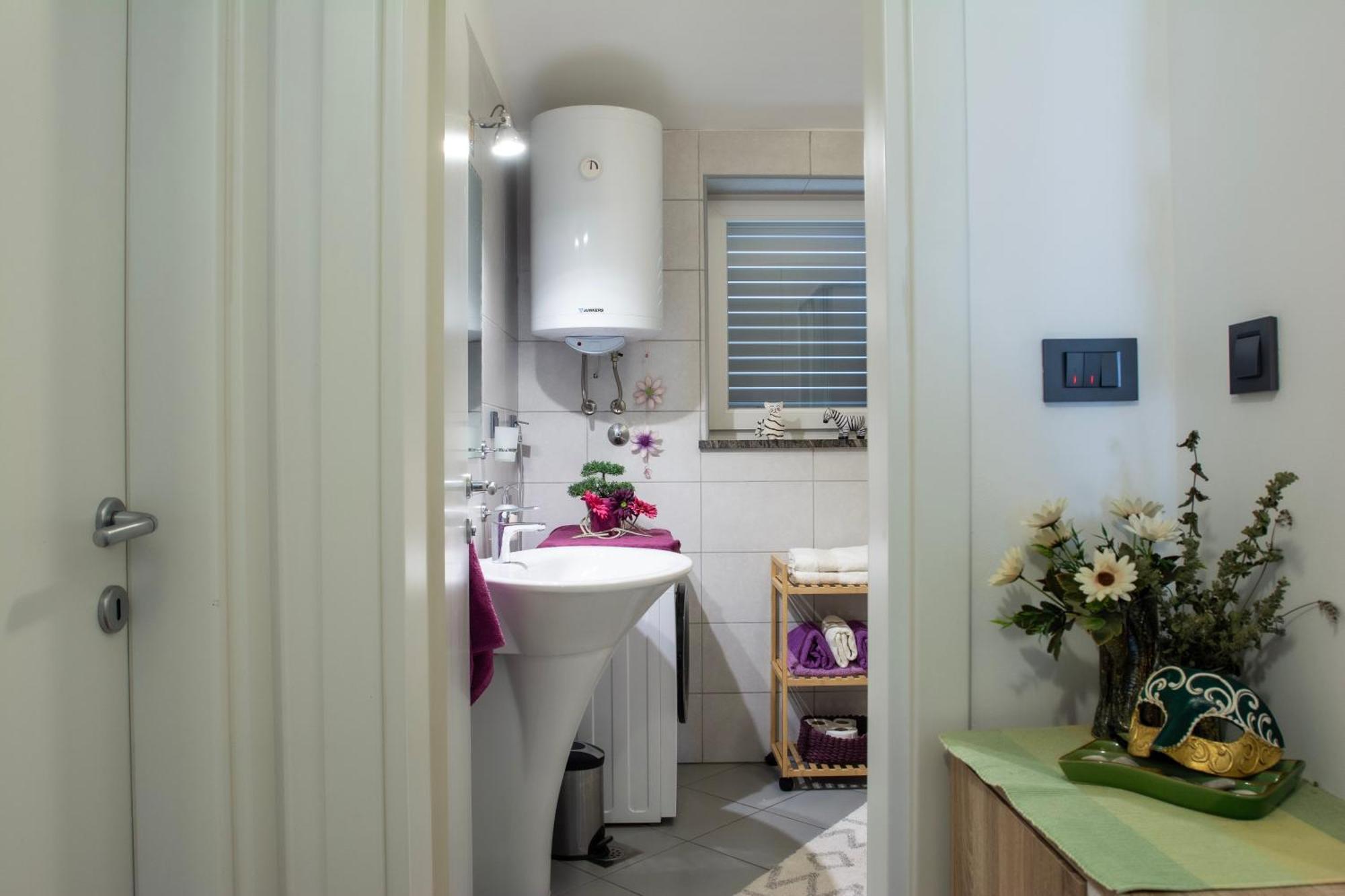 Nikka Apartments Малинска Екстериор снимка